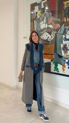 Spanish Autumn Fashion, Business Casual Outfits Denim, Spain Outfits Aesthetic, Madrid Fall Outfits, Madrid Style Outfits, Madrid Outfits Fall, Spain Fashion Winter, Spain Outfit Ideas Fall, Spanish Street Fashion