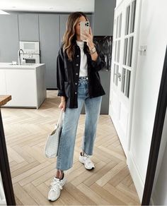 Casual Sunday Outfit, Autumn Ootd, Saturday Outfit, Black Shirts Women, Casual Chic Outfit, Fashion Mistakes, Mom Outfits, Classy Women, Girls Night Out