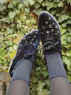 Starry Shoes, Boyfriend Jeans Kombinieren, Sky Shoes, Quoi Porter, Witchy Fashion, Winter Mode, Quiver, Starry Sky