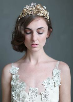 5 Regal Bridal Crowns Person Looking Forward, Crown On Head, 1940s Wedding, Bridal Crown Tiara, Tiara Headpieces, Chic Vintage Brides, Vintage Wedding Hair, Wire Headband, Hair Adornments