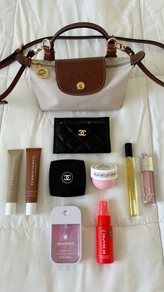 #longchamp #purse #mini #chanel #whatsinmybag Longchamp Whats In My Bag, Mini Longchamp Bag Outfit, Mini Longchamp Bag, Longchamp Mini Bag, Longchamp Bag Outfit, Mini Chanel, Longchamp Outfit, Longchamp Purse, Longchamp Mini