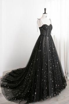 Step into the night with celestial grace in this Black Tulle Long Prom Dress adorned with stars. This enchanting gown is not just a dress; it's a work of art, perfect for your prom, graduation, or any special occasion where you want to shine like the stars. The dress features an elegant A-line silhouette that gracefully enhances your figure while offering comfort and style. It's a design that exudes timeless beauty and sophistication. What sets this gown apart is the whimsical constellation of s Starfall Wedding, Grayson Hawthorne, Formal Dress Party, Math Wallpaper, Tulle Straps, Evening Dress Black, Formal Dresses Graduation