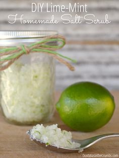 Got ugly winter feet? Get them ready for summer with this refreshing lime-mint homemade salt scrub. Easy to make using ingredients in your kitchen! :: DontWastetheCrumbs.com Homemade Salt Scrub, Mint Salt, Natural Face Lotion, Homemade Shampoo Bar, Homemade Scrub, Homemade Shampoo, Foot Scrub, Diy Scrub, Scrub Recipe