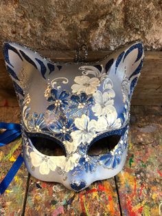 Elegant and eccentric cat mask with delicate light blue and white colors. Original hand-painted Venetian mask embellished with glitter with stucco and non-toxic acrylic colours. -Made in Italy hypoallergenic and non-toxic material/resin. -Dimensions/18x18 Unisex -History of the mask/a double legend intertwines the fate of this cat-like mask. From ancient texts it appears to have been a "Sacred" animal for the city of Venice as it would have saved it from the terrible plague of the 16th century b Blue Kitsune Mask, Japanese Cat Mask, Mask For Party, Cat Masquerade Mask, Mask Venice, Chinese Mask, Mask Venetian, Mask Carnival, Mask Cat