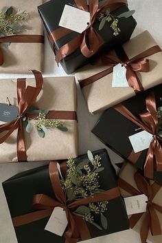 several wrapped presents with brown ribbons and flowers on them are arranged in a circle around each other