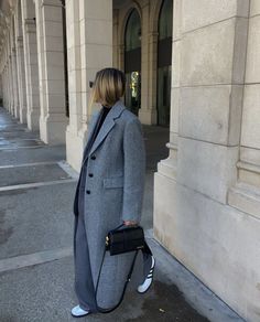 Long Grey Coat Outfit, Layering Street Style, Long Grey Coat, Bar Outfit, Stylish Winter Outfits, London Outfit, 90s Fashion Outfits, Feminine Outfit