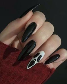 Go for jet-black nails with subtle metallic accents and cat silhouettes for a mystical Halloween vibe. Xl Goth Nails, Nail Art Designs At Home, Fun Halloween Nails, Paznokcie Hello Kitty, Goth Nails, Grunge Nails, Halloween Nail, Fire Nails