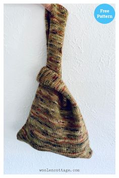 a knitted bag hanging on the wall with text overlay that says free pattern