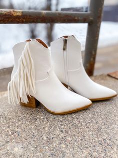 Cowgirl Boots With Fringe, Western High Heels, Wedding Booties For Bride, Country Inspired Outfits, Western Wedding Shoes, Wedding Boots For Bride, Cute Country Girl Outfits, Nashville Looks, Winter Wedding Boots