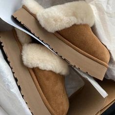 Fuzzy Slipper Pumps Prettiest Celebrities, Platform Flip Flops, Suede Fashion, Fuzzy Slippers, Warm Slippers, Warm Boots, Suede Mules, Casual Home, Fur Slippers