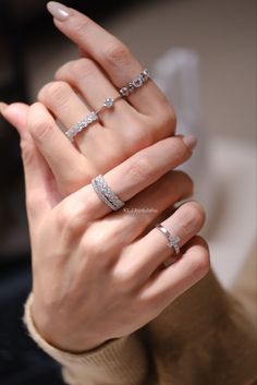 Simplistic Jewelry, Hand Jewelry Rings, Couple Ring Design, Bridal Jewellery Inspiration, Wood Jewelery, Pretty Jewelry Necklaces, Royal Life, Gold Rings Fashion, Gold Ring Designs