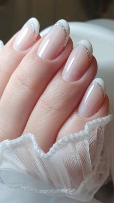 Aqui você vai encontrar uma pasta cheia de inspirações de unhas mais clean para as noivinhas. Vem dar uma olhada! Bridal Nails French, Nail Artwork, Bridal Nails Designs, Engagement Nails, Spring Nail Designs, Nails Only, Bride Nails