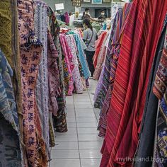 there are many fabrics on display in the store