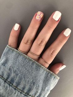 Simple Daisy Nails Short, Spring Nails Manicures, Dip Powder Nail Design Ideas White, Spring Nails White Flowers, Spring Nails 2023 Natural, Flower Nails Minimalist, Spring Nails Easy Simple, Very Short Spring Nails, Mail Ideas For Spring