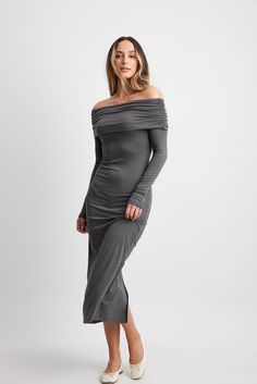 This midi dress features a relaxed fit and an off shoulder look with a gathered side seam. It has a stretchy material and a soft touch. Our midi dress features a back slit detail. Grey Hall, Grey Midi Dress, Soft Summer, Future Fashion, Na Kd, Gray Dress, Jersey Dress, Stretchy Material, Women Empowerment