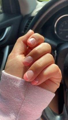 Simplistic Short Nail Designs, Minimalist Dip Nail Designs, Short Round Nail Ideas Summer, Shirt Nail Shapes, Pastel Pink Short Nails, Cute Short Round Nail Designs, Cute Shirt Nail Ideas, Pink Shirt Nail Designs, Shirt Summer Nails