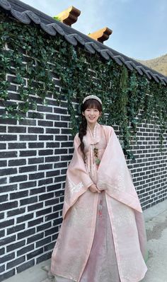 Korean Traditional Dress Royal, Hanbok Wedding Dress, Korean Traditional Dress Hanbok, Hanbok Wedding, Hanbok Traditional, Traditional Asian Dress