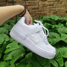 Wedding Snikers Shoes, White Snickers Outfit, Airforce Shadow, Shadow Af1, Best White Sneakers, Jacket Outfit Women, Rainbow Sneakers, Air Force 1 Shadow, Dr Shoes