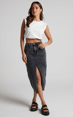 Janeve Midi Skirt - Front Split Denim Skirt in Black Acid Wash Causal Cocktail Outfit, Black Jeans Skirt Outfit Summer, Black Denim Midi Skirt Outfit Summer, Split Midi Skirt Outfit, Midi Denim Skirt Outfit Spring, Denim Black Skirt Outfit, Mid Jean Skirt Outfits, Black Denim Skirt Outfits, Denim Midi Skirt Outfit Summer