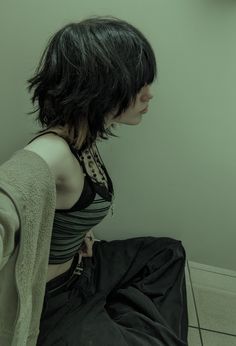 Bathroom Photoshoot, Grunge Haircut, Emo Haircuts, Short Grunge Hair, Hair Inspiration Short, Grunge Hair