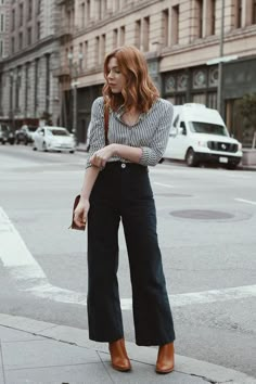 How to Style Ankle Boots with Different Types of Outfits Outfit Ideas Thanksgiving, Wide Leg Jeans Outfits, Outfit Ideas For Winter, Outfit Ideas For Moms, Outfit Elegantes, Wide Leg Jeans Outfit, How To Wear Ankle Boots, Wide Leg Pants Outfit