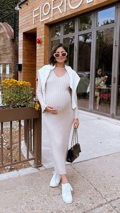 Vestido + tênis + acessórios Maternity Clothes Fashionable, Trendy Maternity Outfits, Maternity Street Style, Preggo Fashion, Chic Dress Classy, Simple Fall Outfits, Cute Maternity Outfits, Stylish Maternity Outfits, Girl Crush Fashion