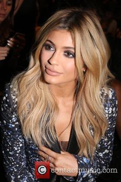 Kylie Jenner Hair Color, Gold Blonde Hair, Girl Laughing, Kristen Jenner, Kylie Kardashian, Jenner Hair, Kylie Jenner Hair