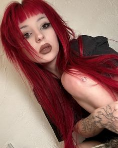 hiii Burgundy Split Dye, Alternative Red Hair, Red Alt Hair, Red Goth Hair, Red Hair Alternative, Alt Red Hair, Gothic Hair Color, Goth Red Hair, Long Red Hair With Bangs