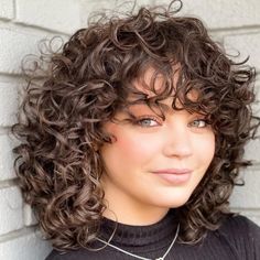 Poolside Hairstyles, Medium Curly, Curly Girl Hairstyles, Curly Hair With Bangs, Penteado Cabelo Curto, Long Layered Hair