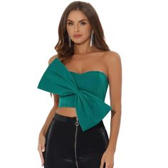 Women's cropped bandeau top with sleeveless, a front large bow, and a sweetheart neck design, is a perfect choice for a boldly feminine and stylish look. The sweetheart neckline accentuates your curves, while the strapless design adds a touch of charm. The bow detail on the front adds a playful element to the overall aesthetic. Whether you're heading to a party or a night out on the town, these crop tops are sure to turn heads. Trendy and cute style, the bow tie strapless crop top paired with sk Mint Blouse, Bow Crop Tops, Neck Corset, Metallic Blouses, Silky Top, Strapless Crop Top, Denim Crop Top, Effortlessly Chic Outfits, Tie Neck Tops