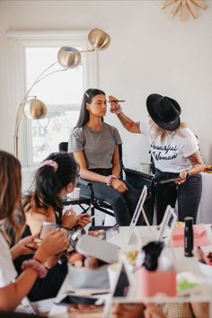 Beauty Masterclass Event, Make Up Classes Ideas, Makeup Workshop Setup, Makeup Class Ideas Setup, Makeup Class Ideas, Mua Headshots, Beauty School Aesthetic, Owning A Business Aesthetic, Make Up Classes