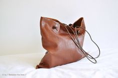 Simple Leather Bag, Diy En Cuir, Leather Bag Tutorial, Sac Diy, Leather Bag Pattern, Diy Leather Bag, Simple Leather, Bag Tutorial, Sewing Leather