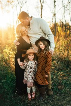 Family Photo Outfits Winter, Family Portrait Outfits, Cute Family Photos, Winter Family Photos, Family Photoshoot Poses, Fall Family Portraits, Fall Family Photo Outfits, Family Portrait Poses, Family Photoshoot Outfits