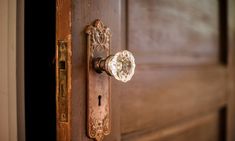 an open door with a handle on it and a keyhole in the middle is shown