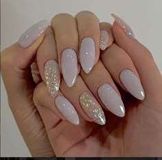 Elevate your winter style with these chic and trendy snowflake nails that will give you the perfect K-beauty look. Unghie Sfumate, Milky Nails, Wedding Nails Glitter, Cute Layered Haircut Mid Length, Layered Haircut Mid Length, Haircut Mid Length, Cute Layered Haircut, Bride Nails