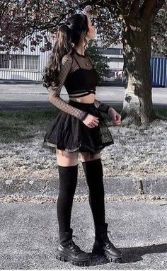 Emo Crop Top Outfits, Spring Alternative Outfits, Emo Outfit, Egirl Fashion, E Girl Outfits, Alt Outfits, Rock Outfit, Girls Crop Tops, Dark Outfits