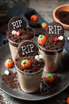 Auf einer Halloweenparty darf natürlich auch ein schauriges Dessert nicht fehlenDeshalb gibt es heute dieses Halloween DessertGruselige Mousse au Chocolate Fingerfood Halloween, Halloween Fingerfood, Dessert Mousse, Halloween Dessert