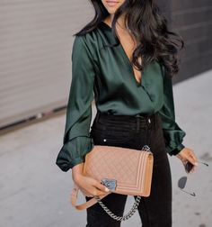 Womens Silk Shirts, Dark Green Shirt, Casual Date Night Outfit, Feminine Fashion, Outfit Jeans, Chic Outfit, Date Outfits, 가을 패션