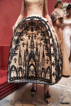 Guo Pei at Couture Fall 2018 Guo Pei Fall 2018, Guo Pei, Fall 2018, Fantasy Fashion, Looks Style, Art Clothes, Fashion Details, Costume Design