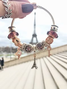 bracelete: Pandora | anel: Pandora Para finalizar o nosso diário de viagem eu não poderia deixar de fora a minha grande paixão: a Torre Eiffel! Durante todos os dias em que estivemos em Paris sempre demos um jeitinho de passar por ali para admirar. Incrivelmente parece que a gente nunca se cansa! Eu confesso que Continue Reading Haute Couture Style, Pandora Inspiration, Charms Pandora, Bracelets Design