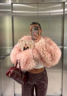 Short Coat Style, Stile Kendall Jenner, Cropped Faux Fur Coat, Short Faux Fur Coat, Fluffy Cardigan, Cropped Coat, Stylish Coat, Coat For Women, Women Overcoat