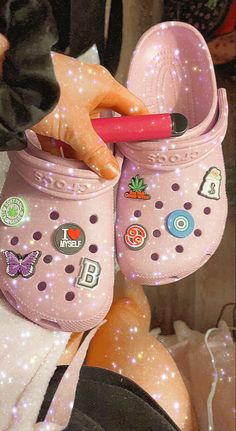 Care Bear Diy, Jibbitz Aesthetic, Aesthetic Jibbitz, Crocs Aesthetic, Sparkle Fashion, Pink Crocs