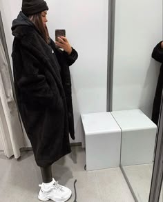 Long Black Sherpa Coat Outfit, How To Style A Teddy Coat, Black Teddy Coat Outfit Winter, Teddy Mantel Outfit, Teddy Coat Outfit Black, Tuta Outfit