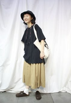 Japanese Minimal Style Fashion, Japanese Indie Fashion, Japanese Daily Outfit, Muji Outfit Style Women, Japanese Baggy Fashion, Muji Skirt, Japan Minimalist Fashion, Japan Summer Outfit Women