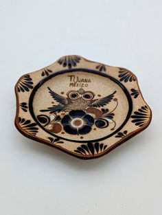 a decorative ceramic plate with an owl on it's side and the words thaua mexico written in spanish