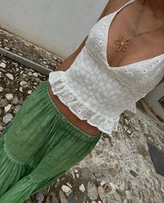 A idea of a outfit for summer European Summer Tops, European Summer Shoes, Basic Summer Outfits Minimal Chic, Summer Resort Outfits, Look Winter, Florida Fashion, European Summer Outfits, Mode Crochet, Europe Outfits