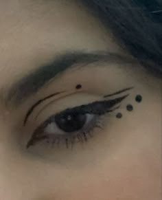 Cool Black Eyeliner Looks, Makeup With Dots, Eyeliner With Dots, Dot Makeup Eyeliner, Graphic Eyeliner Black, Eyeliner Grafico, Black Graphic Eyeliner, Dot Eyeliner, Eyeliner Art