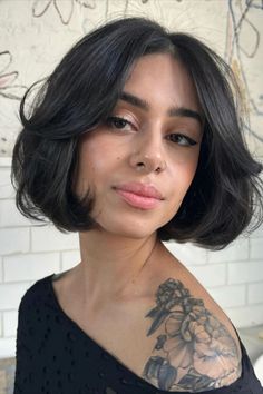 Inspo from @jade_b_walker on Ig. Bob With Subtle Layers, Flippy Bob Hairstyles, Flippy Bob, Short Flippy Hairstyles, Flippy Hairstyles, Bouncy Layers, Flippy Hair, Textured Bangs, Tousled Bob