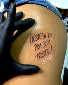 Expressão de beleza e força: Tatuagem Feminina, perfeita para realçar sua personalidade única! Feather With Birds Tattoo, Single Line Tattoo, E Tattoo, Dream Tattoos, Hip Tattoo, Birds Tattoo, Old School Tattoo, Future Tattoos, Flash Tattoo