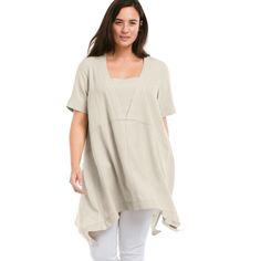 This lightweight linen-blend tunic is a summer essential for relaxed moments. The easy-care fabric ensures it's a go-to piece. For an easy, put together look, pair it with capris and espadrilles. Hanky Hem, Plus Size Summer, Tunic Sweater, Linen Women, Plus Size Tops, Linen Blend, Plus Size Outfits, Fitness Fashion, Sweater Top